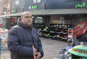 英国街头堆放1.7万吨垃圾，蛆虫老鼠丛生