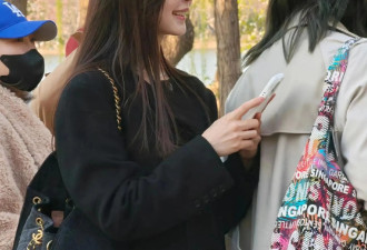 宋轶玉渊潭看花被偶遇，路人镜头下的她肤白貌美大长腿确实很漂亮