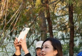 宋轶玉渊潭看花被偶遇，路人镜头下的她肤白貌美大长腿确实很漂亮
