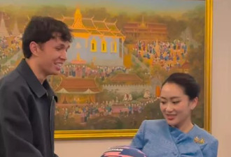 泰国女总理被“唯一F1车手”送头盔，脚踩LV金鞋很惹眼