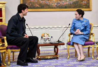 泰国女总理被“唯一F1车手”送头盔，脚踩LV金鞋很惹眼
