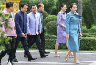 泰国女总理被“唯一F1车手”送头盔，脚踩LV金鞋很惹眼