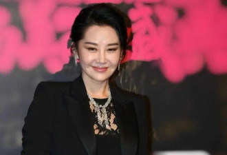 许晴也走上变美回春赛道了？穿黑西装难掩美艳风情，56岁胶原蛋白满满嫩似小姑娘