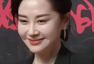 许晴也走上变美回春赛道了？穿黑西装难掩美艳风情，56岁胶原蛋白满满嫩似小姑娘