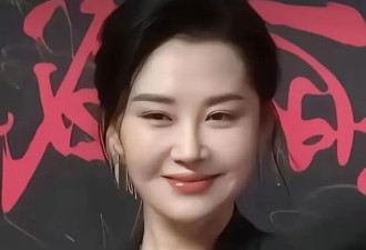 许晴也走上变美回春赛道了？穿黑西装难掩美艳风情，56岁胶原蛋白满满嫩似小姑娘
