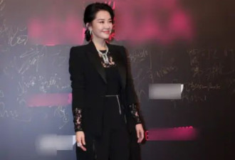 许晴也走上变美回春赛道了？穿黑西装难掩美艳风情，56岁胶原蛋白满满嫩似小姑娘