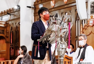 李嘉欣14岁儿子高出许晋亨一个头，一家三口在英国