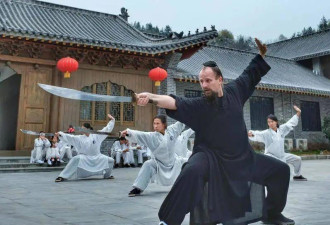 美国小伙武当山修行10余年 今获中国“绿卡”