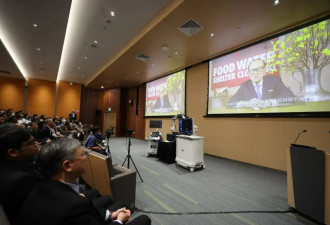 96岁李嘉诚视频露面，红颜知己周凯旋代为站台