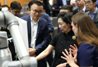 96岁李嘉诚视频露面，红颜知己周凯旋代为站台