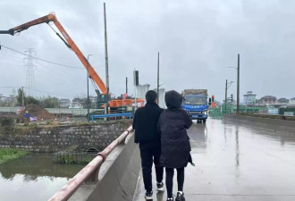 送走瘫痪妻子，他公布新恋情后 遭遇网暴