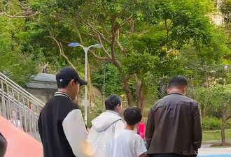 汪小菲带孩子户外散步，和路人合影被大赞接地气