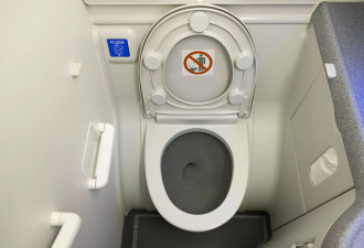 空姐厕所找到烟蒂 警察出动 全机旅客惨被卡机上