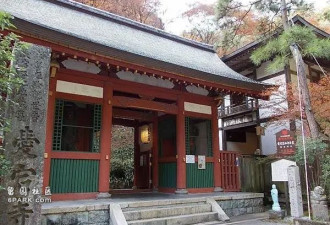国游客爬墙闯京都寺庙 日本警察逮人 一人潜逃