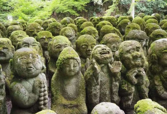 国游客爬墙闯京都寺庙 日本警察逮人 一人潜逃