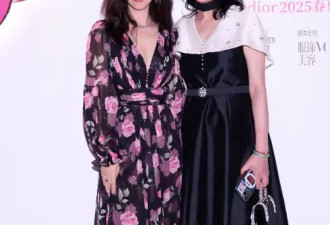 朱珠新烫了油画卷卷发年轻10岁，穿印花连衣裙，美得像换了个人
