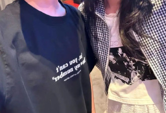 冯小刚女儿晒与赵丽颖合照 比耶微笑尽显青春姿态