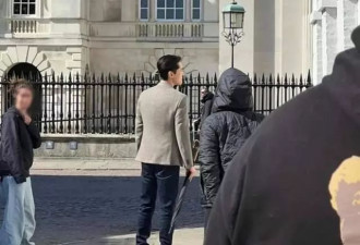 胡歌现身英国，妻子疑似同行