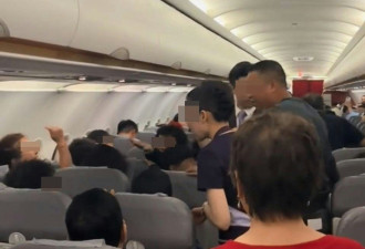 为换位子大闹机舱！仙气空姐一招KO