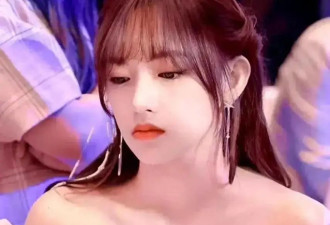 “奶潇”程潇写真疯狂露出事业线！丰乳肥臀性感火辣