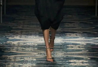  普拉达要完了？Prada2025秋冬像极被逼疯的上班族 
