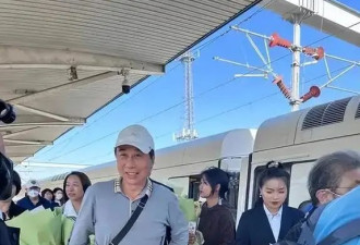 冯巩回乡祭祖，副部级待遇全程低调，没一辆豪车，曾祖父大有来头