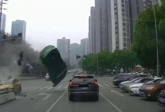 重庆一特斯拉撞击后腾空飞起，砸毁多车