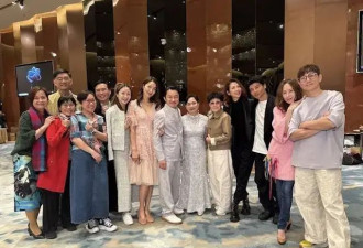 王祖蓝现身亲妹妹婚礼 身穿银色礼服笑容满面