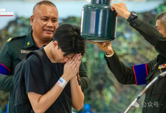 泰国征兵现场再现火辣“美女”！变性人齐聚大秀美貌，抽签定“生死”太刺激...