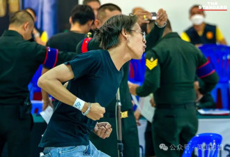 泰国征兵现场再现火辣“美女”！变性人齐聚大秀美貌，抽签定“生死”太刺激...