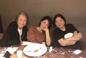 55岁王菲和朋友聚餐，穿白色薄衫小鸟依偎男友人惹人羡，素颜出镜像邻家女孩！