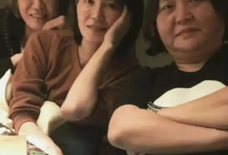 55岁王菲和朋友聚餐，穿白色薄衫小鸟依偎男友人惹人羡，素颜出镜像邻家女孩！