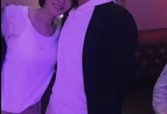 55岁王菲和朋友聚餐，穿白色薄衫小鸟依偎男友人惹人羡，素颜出镜像邻家女孩！