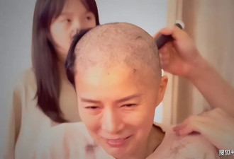 吴文忻进入癌症末期，两个女儿哭着为妈妈剃头，不舍亲吻妈妈