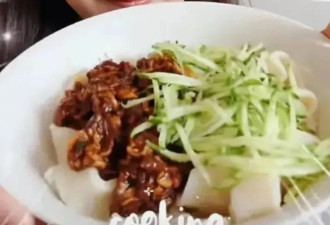 文章大女儿与妹妹做烘焙,小女儿五官神态随马伊琍
