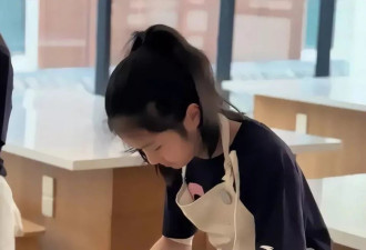 文章大女儿与妹妹做烘焙,小女儿五官神态随马伊琍