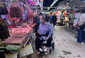 73岁洪金宝独自坐轮椅买猪肉！银发苍苍无人陪