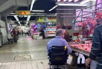 73岁洪金宝独自坐轮椅买猪肉！银发苍苍无人陪