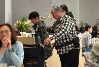 73岁洪金宝独自坐轮椅买猪肉！银发苍苍无人陪