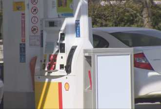 多伦多加油站意外：男子被油管击中摔倒，伤势危及生命