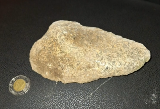 离谱！飞来巨石砸爆挡风玻璃，准妈妈险当场丧命！