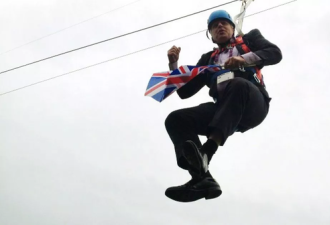 英前首相鲍里斯·约翰逊被袭击……对方是鸵鸟