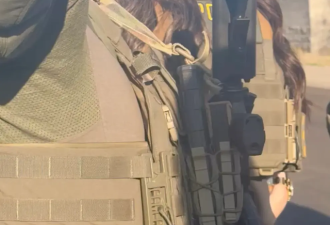 川普“芭比”部长全副武装突袭 填充脸扎眼