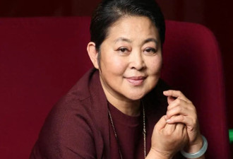 65岁倪萍瘦后似换个人，尖下巴瓜子脸年轻20岁不止，美到认不出