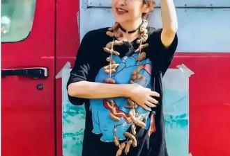 65岁倪萍瘦后似换个人，尖下巴瓜子脸年轻20岁不止，美到认不出