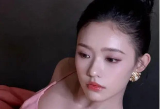 “美人鱼”林允写真露出事业线！肤白貌美大长腿性感火辣