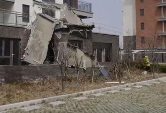 度假小区6层楼5个阳台坠落，住建局称负责....