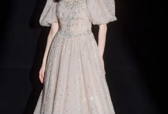 被景甜仙到了！一袭“闪钻纱裙”，梦回迪士尼在逃公主！