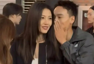 46岁高圆圆的魅力真大！穿吊带搭黑西装和小鲜肉贴脸密聊，生图状态容光焕发似少女！
