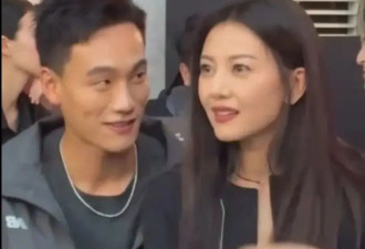 46岁高圆圆的魅力真大！穿吊带搭黑西装和小鲜肉贴脸密聊，生图状态容光焕发似少女！